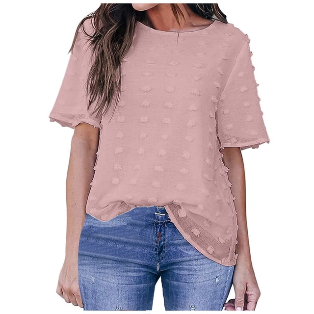 Blouse à Manches Courtes à Col Rond pour Femmes, Chemise en Mousseline à Pois, Hauts T-Shirt de Couleur Rose Douce. la Blouse Présente une Encolure Ronde, des Manches Courtes et un Motif à Pois Texturé. Fabriquée à Partir de 95 % de polyester et 5 % d'Élasthanne, Elle Est Légère et Convient au Printemps, à l'Été et à l'Automne. Style Montré avec des jeans en denim Décontractés.