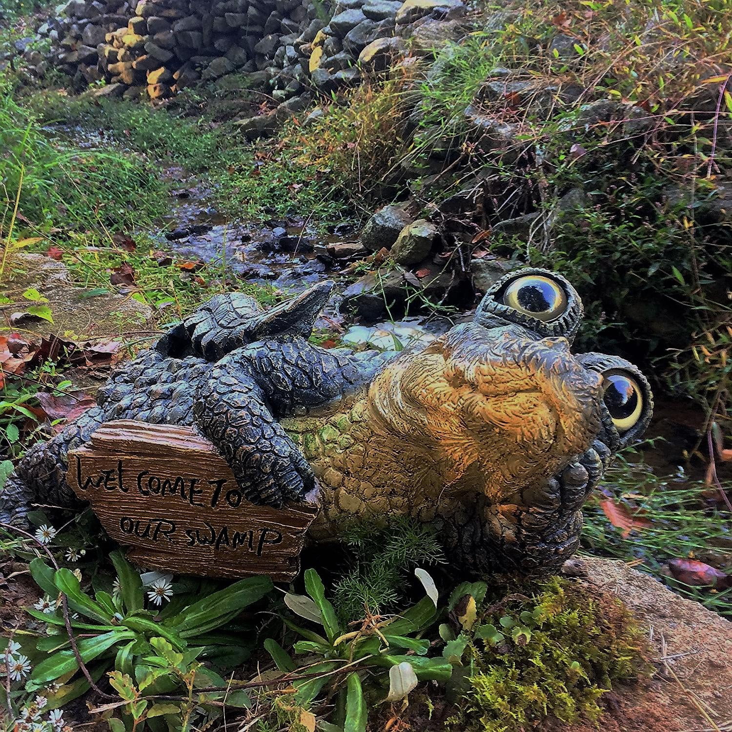 Homestyles Toad Hollow Extra Large Lying Gator with "Welcome to our Swamp" Sign Alligator Beach Garden Statue 21"W