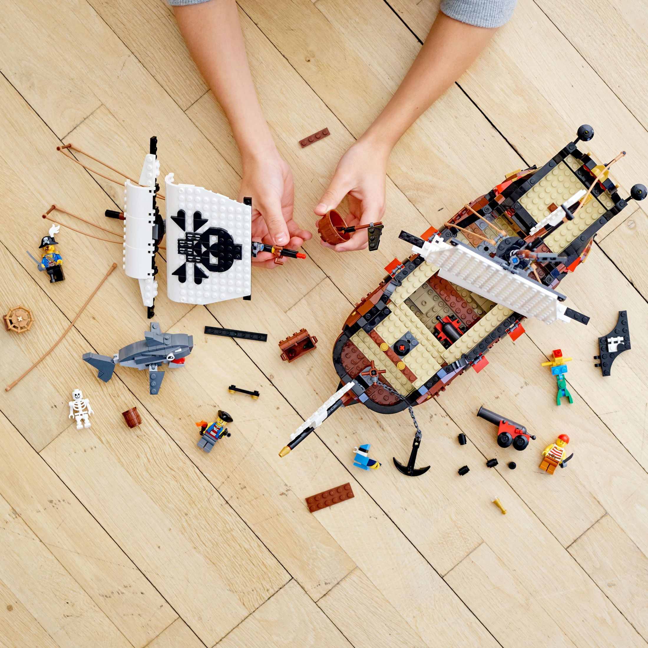 LEGO &nbsp;Creator 3 in 1 Pirate Ship 9+ years, 1260 pieces