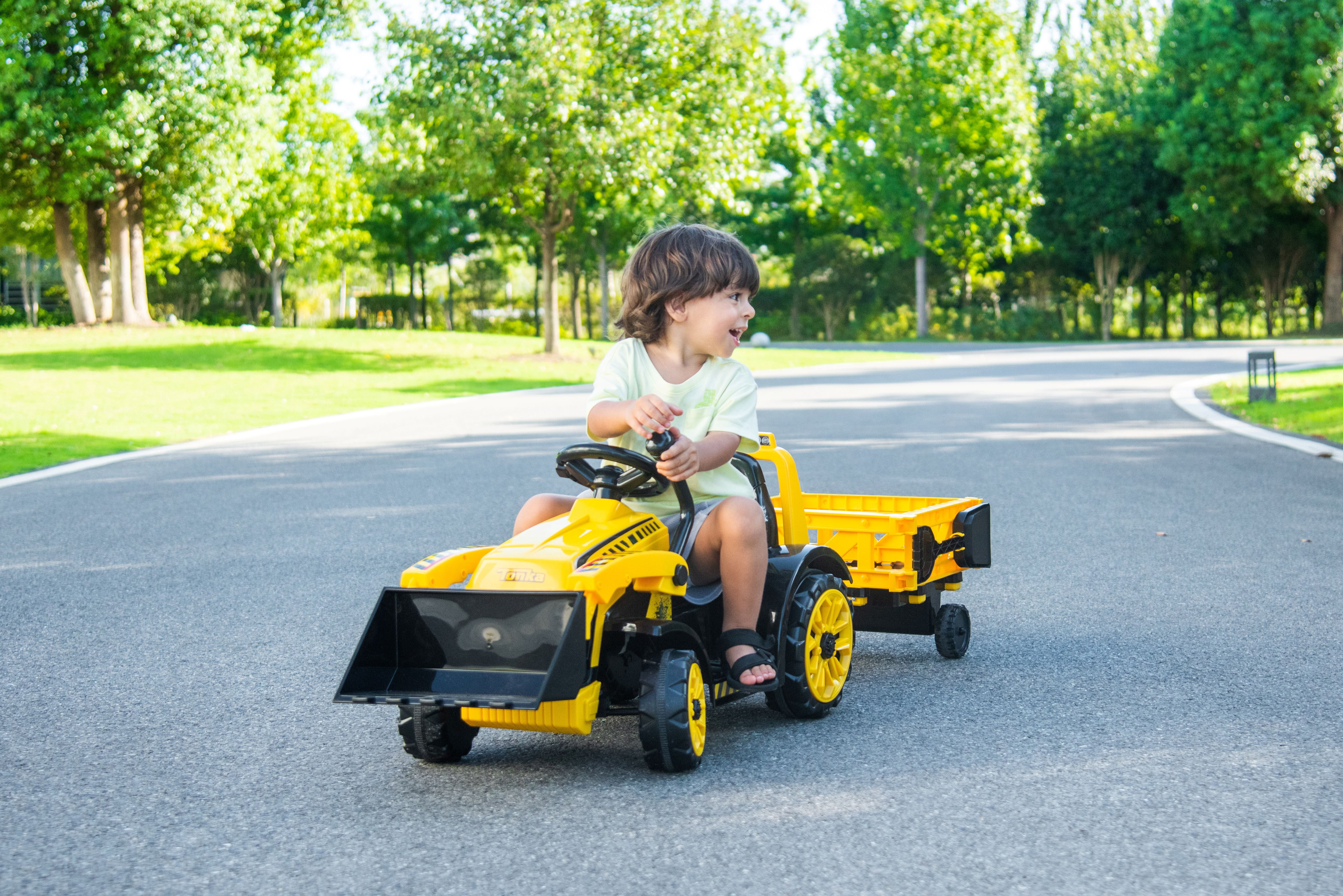 Best Ride On Cars Tonka 6V Construction Tractor Ride-On with Trailer and Working Loader for Kids