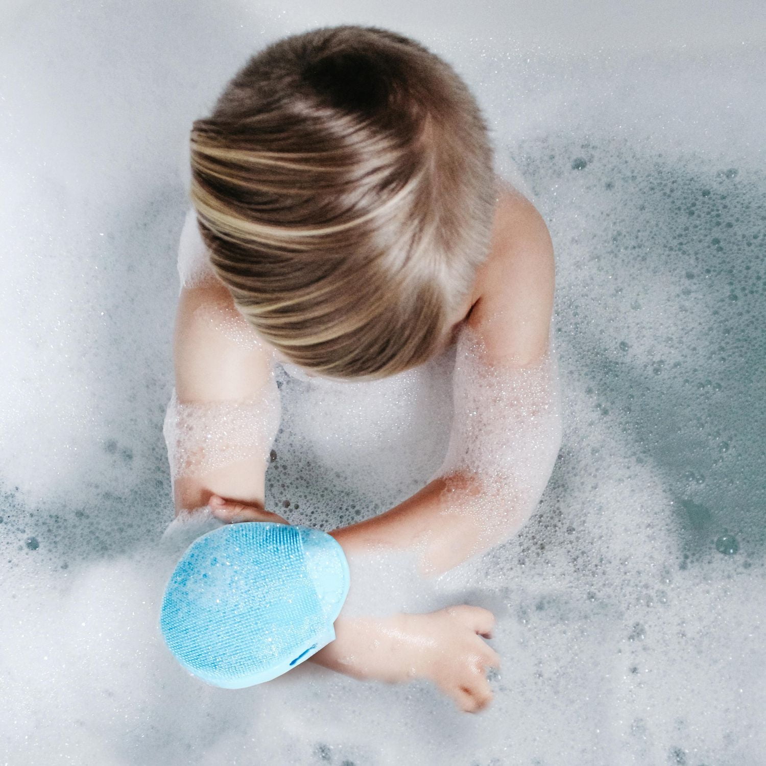 Frida Baby - DermaFrida The Bath Mitt - Gant de bain antibactérien en silicone pour bébé et tout-petit, brosse de bain pour le corps, brosse de bain en silicone à séchage rapide pour tout-petit, rempl