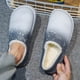 thumbnail image 4 of Pantufla Pantuflas cálidas para hombre, pantuflas antideslizantes de felpa con punta cerrada para invierno (gris 41-42) Wdftyju Tenis De Mujer Tenis De Hombre, 4 of 5