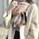 thumbnail image 4 of Bufandas de cuadros escoceses para mujer, chal de invierno con borlas de cachemira y cuadros grandes, bufandas de gran tamaño, bufandas cálidas y acogedoras para invierno y otoño, 4 of 5