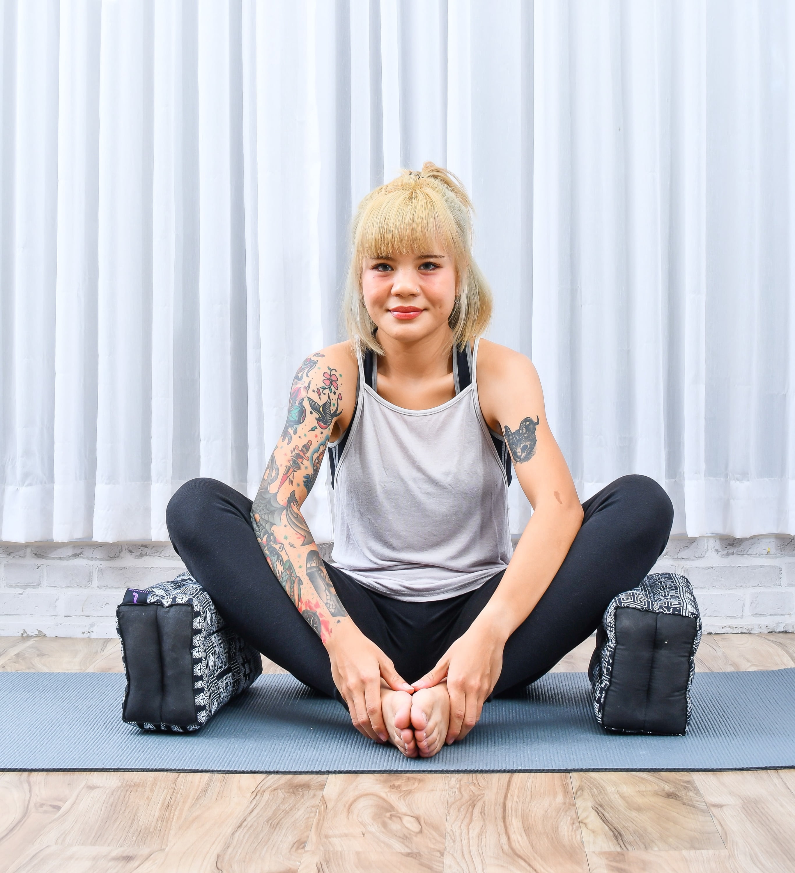 Leewadee Yoga Block - Floor Cushion for Yoga Practice, Meditation Seat Cushion for Workouts Filled with Kapok, 14 x 7 x 4.5″, Black