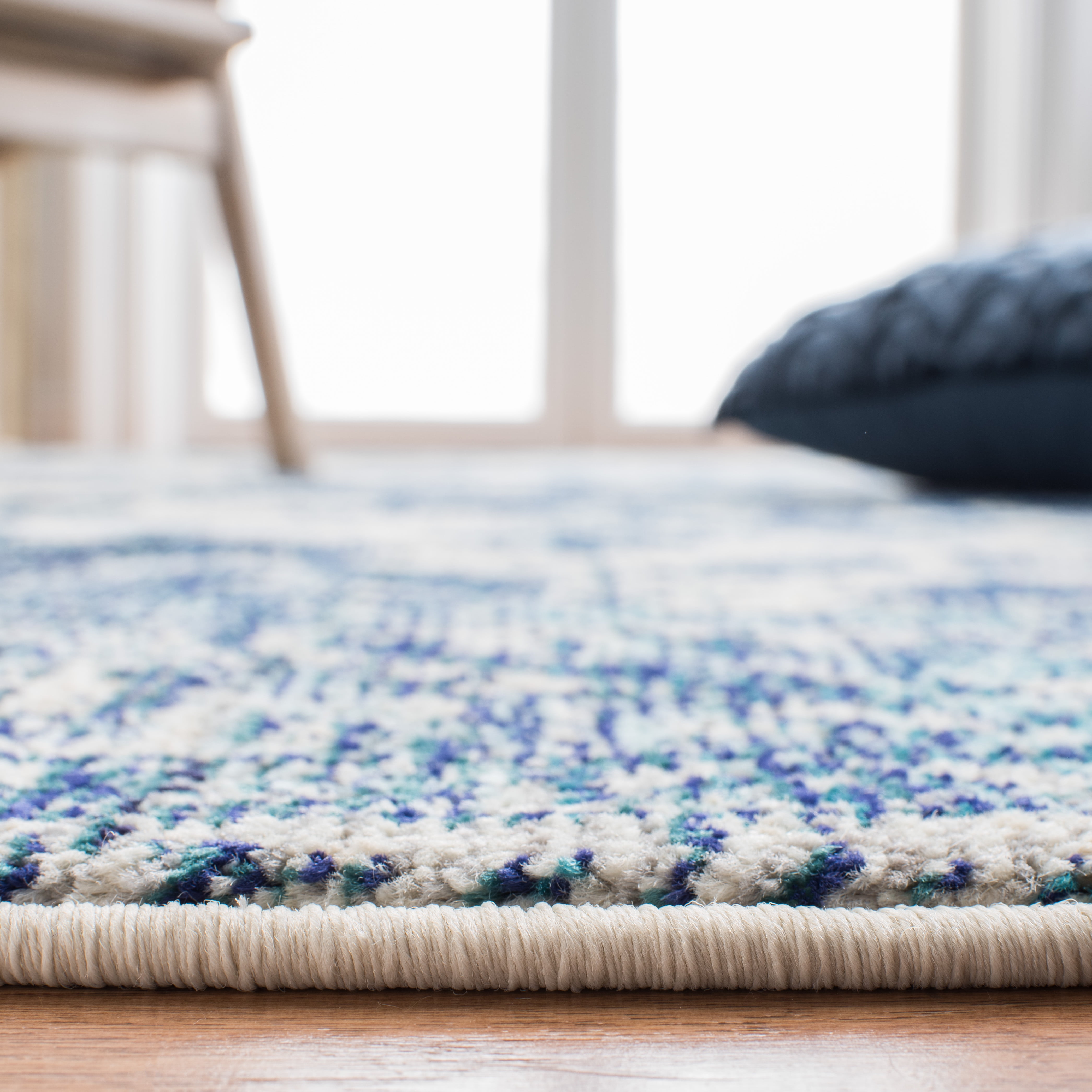SAFAVIEH Monaco Toria Traditional Area Rug, Ivory/Blue, 5'1" X 7'7" - Traditional Design, Ivory & Blue, Ideal for Living Room, Bedroom, Dining Space