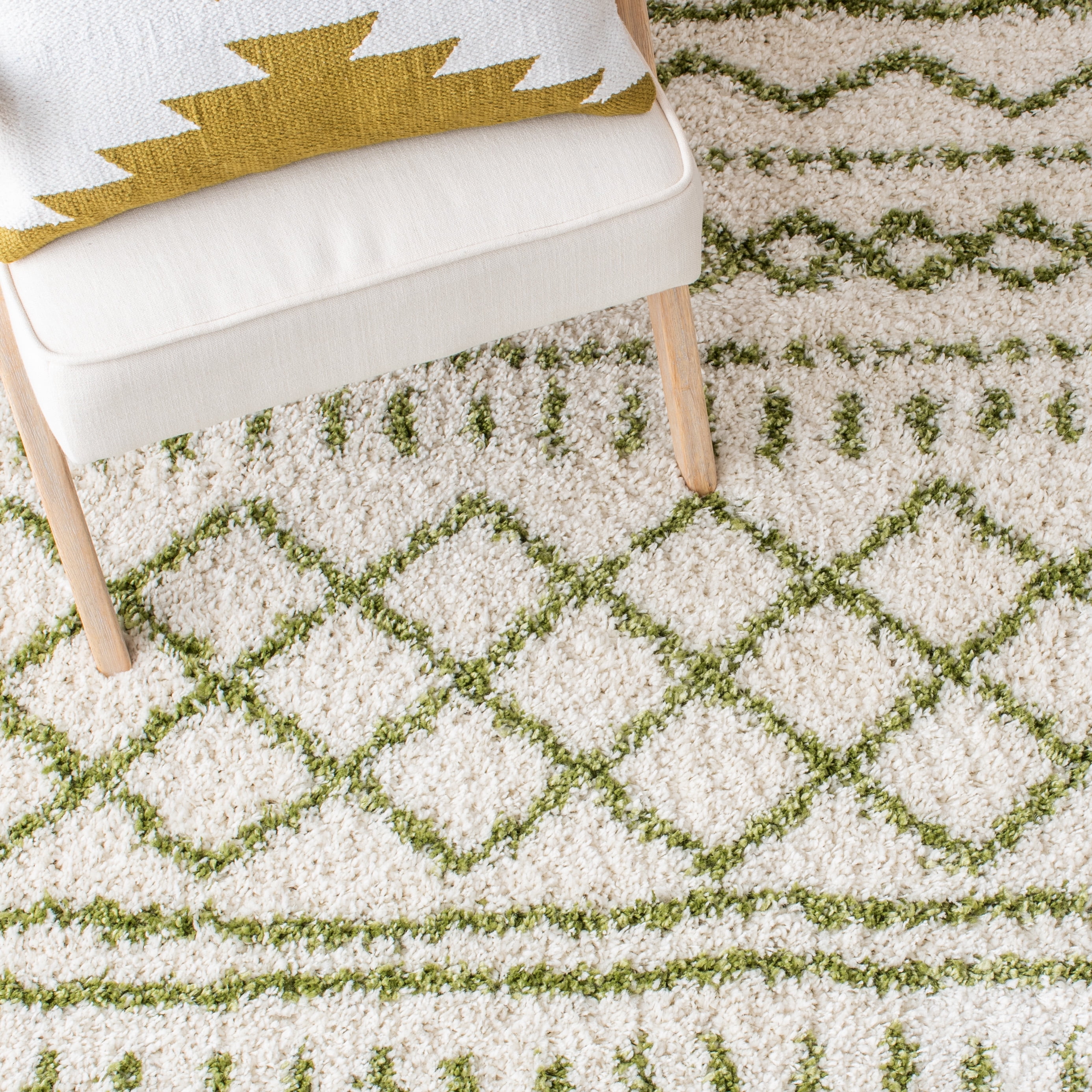 Safavieh Arizona Teagan Geometric Shag Runner Rug, Ivory/Green, 2'6" x 14'