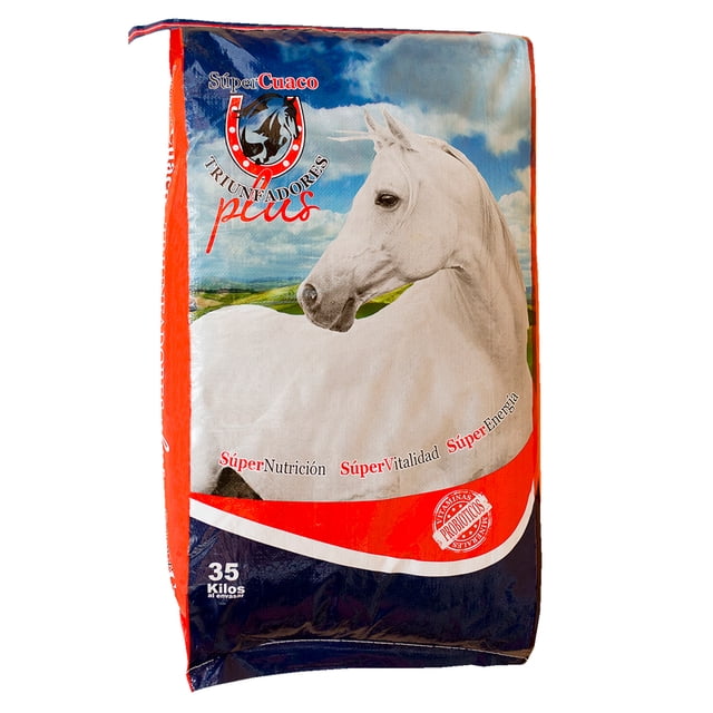 alimento completo para equinos de carreras garcia alimentos y veterinaria ct saco frontal con ilustración de caballo blanco en perfil derecho sobre fondo de cielo y pradera, franjas roja y azul, logo de la marca y marcado de 35 kilos; visible indicación de dosis y vía oral: servir directamente y a libre acceso en porciones pequeñas; también indicado como opción habitual para complementar la ración de entrenamiento.