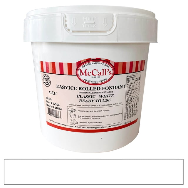 FONDANT EASYICE Blanc Professionnel 5 kg par McCall's Bakers Warehouse, un FONDANT Roulé Sans Arachides dans un Contenant en Plastique Blanc avec Marque à Rayures Rouges et Blanches. Idéal pour les Fournitures de Pâtisserie, Il Crée une Finition Satinée Lisse sur les Gâteaux. Ce FONDANT de 5 kg Est Fabriqué au Canada et Prêt à l'Emploi.