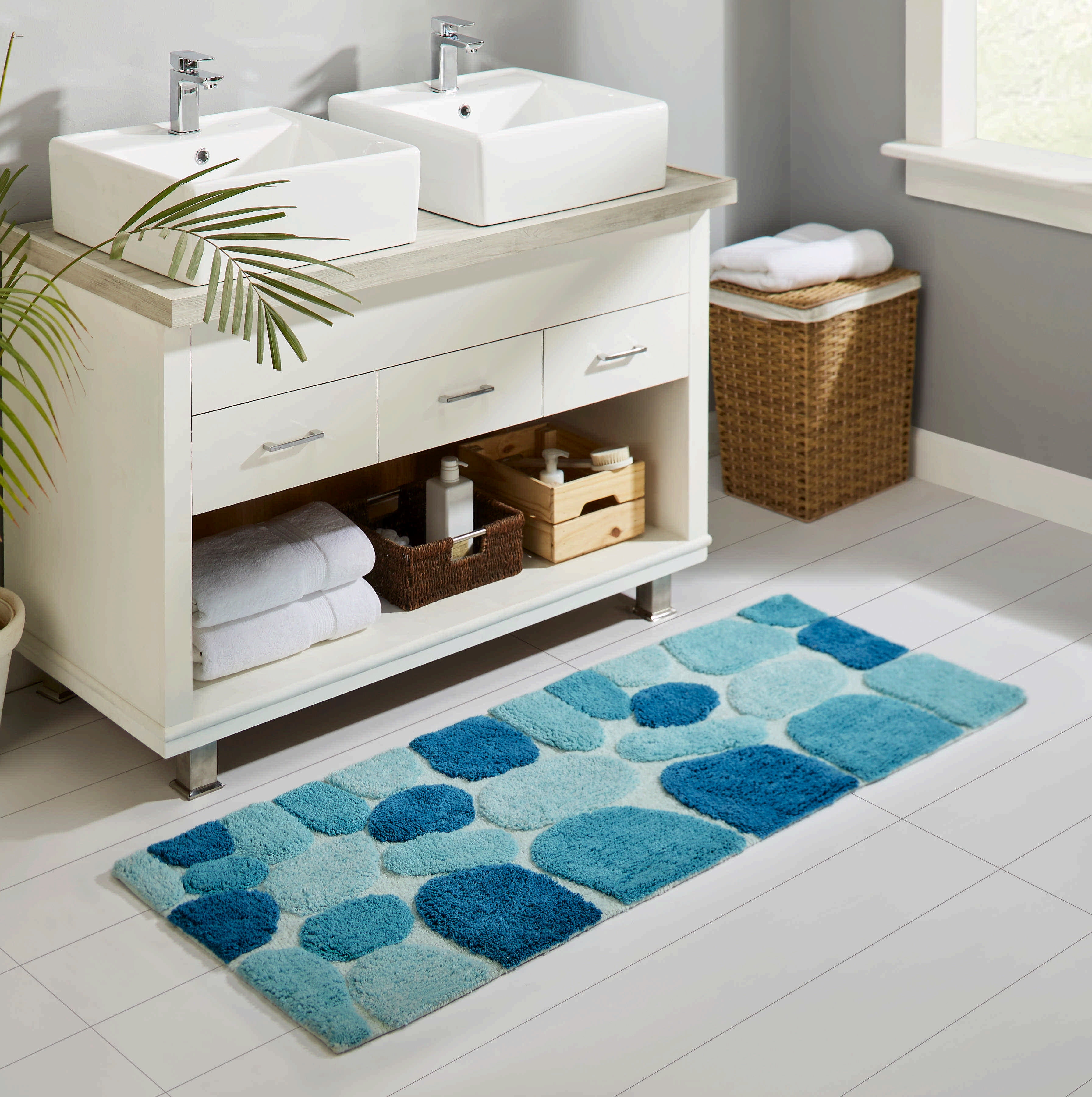Chesapeake Pebbles Arctic Blue Bath Runner (24"x60")