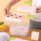thumbnail image 4 of Bandeja de Hielo de Empuje con Tapa y Compartimento para 24 Cubos, Fabricada En Polipropileno de Grado Alimenticio Sin Bpa con Pala para Facilitar Su Extracción | Contenedor de Hielo para Refrigerado, 4 of 6
