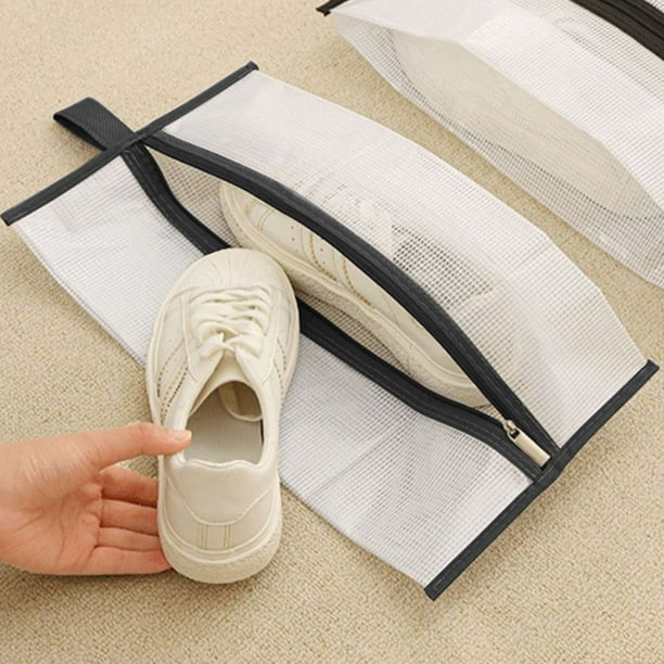 Bolsa de plástico transparente para zapatos con ribetes negros y grises, ideal para guardar botas y otros calzados.