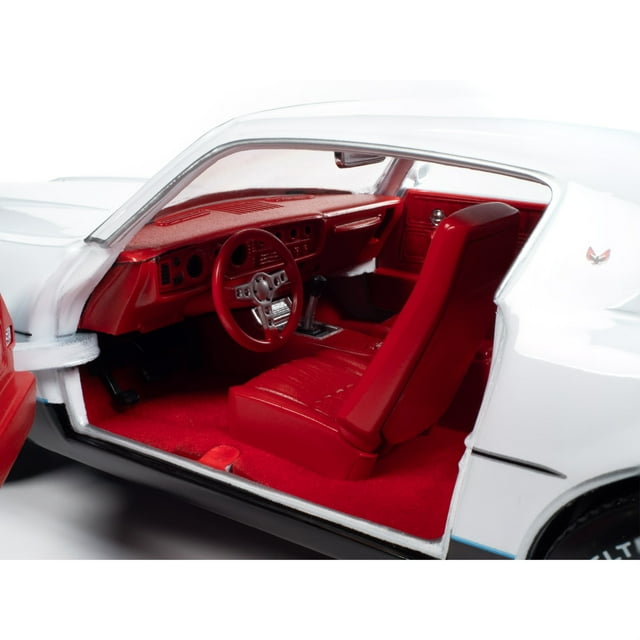 1977 Pontiac Firebird Formule Cameo Blanc avec Intérieur Rouge "American Muscle" Série Modèle Réduit 1/18 par Auto World