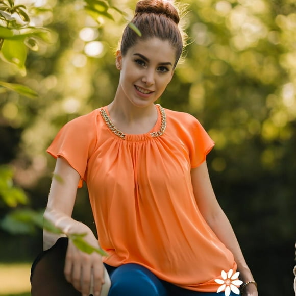 Blusa naranja con adorno de cadena dorada