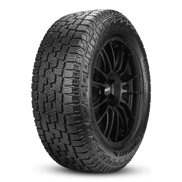 llanta 265/70r17 lt 121s pirelli s-a/t+ Pirelli, vista 3/4 frontal de llanta 17" all-terrain con dibujo de bloques intercalados, hombro escalonado y marcado Pirelli en el costado; montada en rin oscuro multi radios sobre fondo blanco; a menudo usada para camionetas y SUV en caminos mixtos.