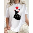 thumbnail image 1 of Camiseta con estampado de corazón y dedos para mujer - Cuello redondo informal, manga corta, algodón elástico, lavable a máquina - Perfecta para verano, ropa informal y para el tiempo libre., 1 of 6