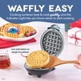 thumbnail image 4 of DASH Disney Mini Waffle Maker (día festivo/Puntadas en sombrero de Papá Noel), 4 of 5