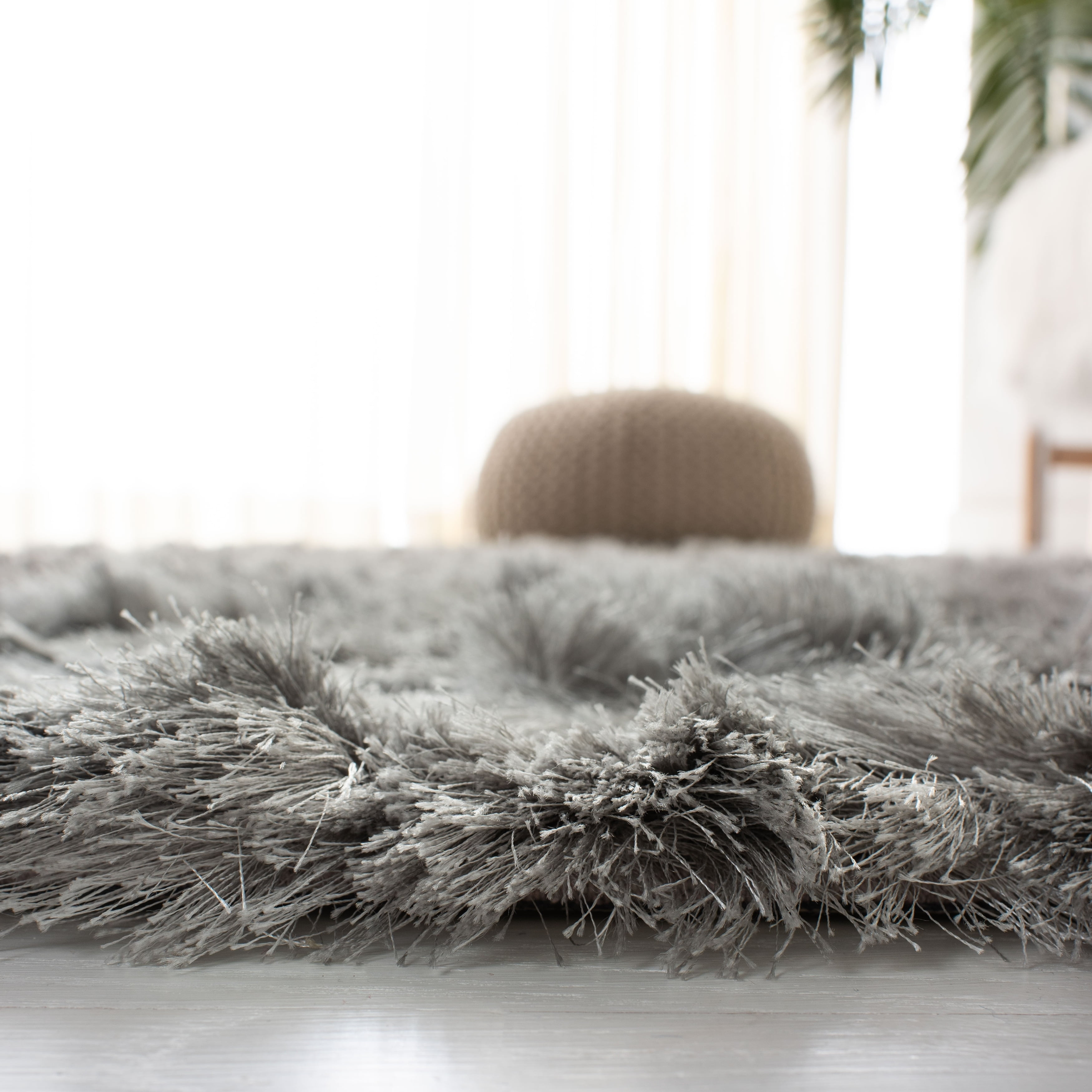 SAFAVIEH Ocean Trellis Solid Plush Polyester Shag Area Rug, Silver, 6' x 6' Square