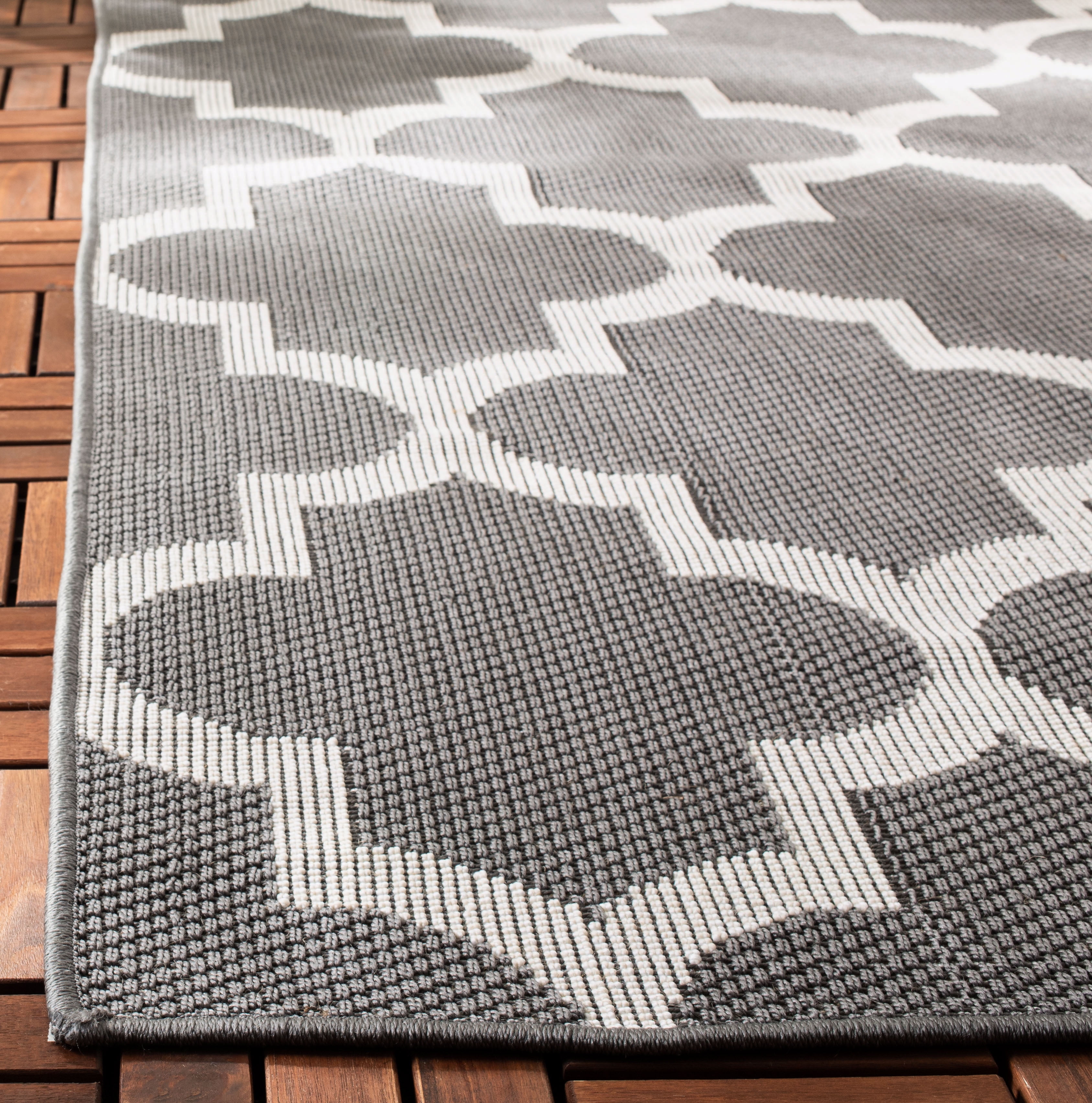 SAFAVIEH Machine Washable Rug Indoor/Outdoor Bermuda Collection - Bermuda Abraham Geometric Quatrefoil Indoor/Outdoor Area Rug Grey/Ivory, 9' x 12'