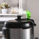 thumbnail image 4 of Desviador de Vapor de Silicona para Ollas a Presión - Diseño Curvo, Resistente al Calor - Protege los Armarios, Redirige el Vapor con Seguridad para Uso en Cocina, 4 of 5