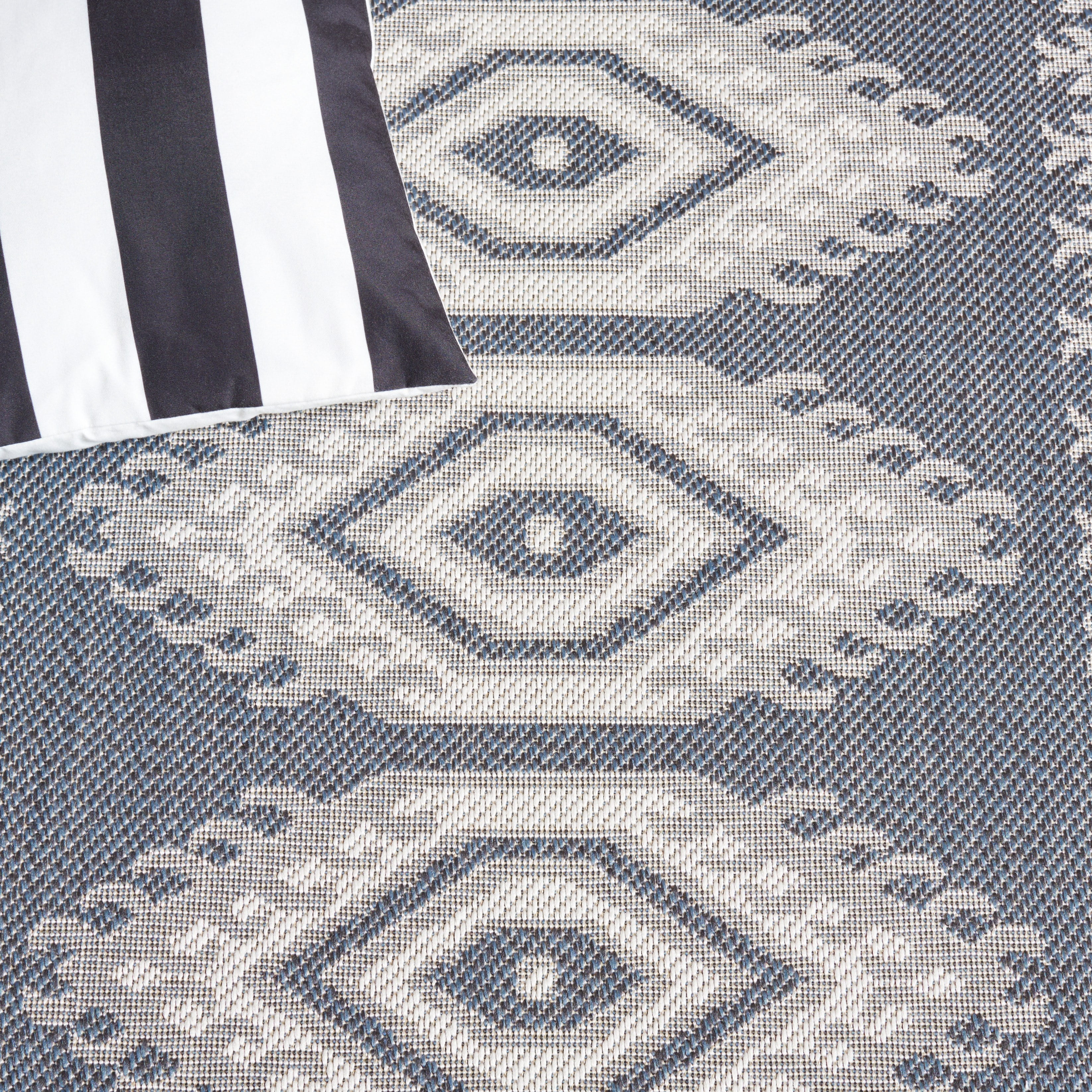 SAFAVIEH Machine Washable Rug Indoor/Outdoor Bermuda Collection - Bermuda Fredrick Geometric Indoor/Outdoor Area Rug, Navy/Ivory, 6'7" x 6'7" Square