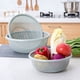 thumbnail image 4 of Juego de 3 cestas redondas de plástico para lavar frutas y verduras con diseño hueco para drenar y almacenar, antideslizantes y apilables para ahorrar espacio, ideales para encimeras de, 4 of 6