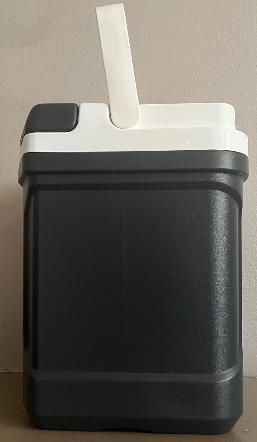 Igloo 16qt Ice Chest Water Cooler with Bail Handle, Jet Carbon