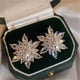 thumbnail image 5 of Pendientes franceses personalizados con flores de cristal elegantes y con un toque de distinción., 5 of 7