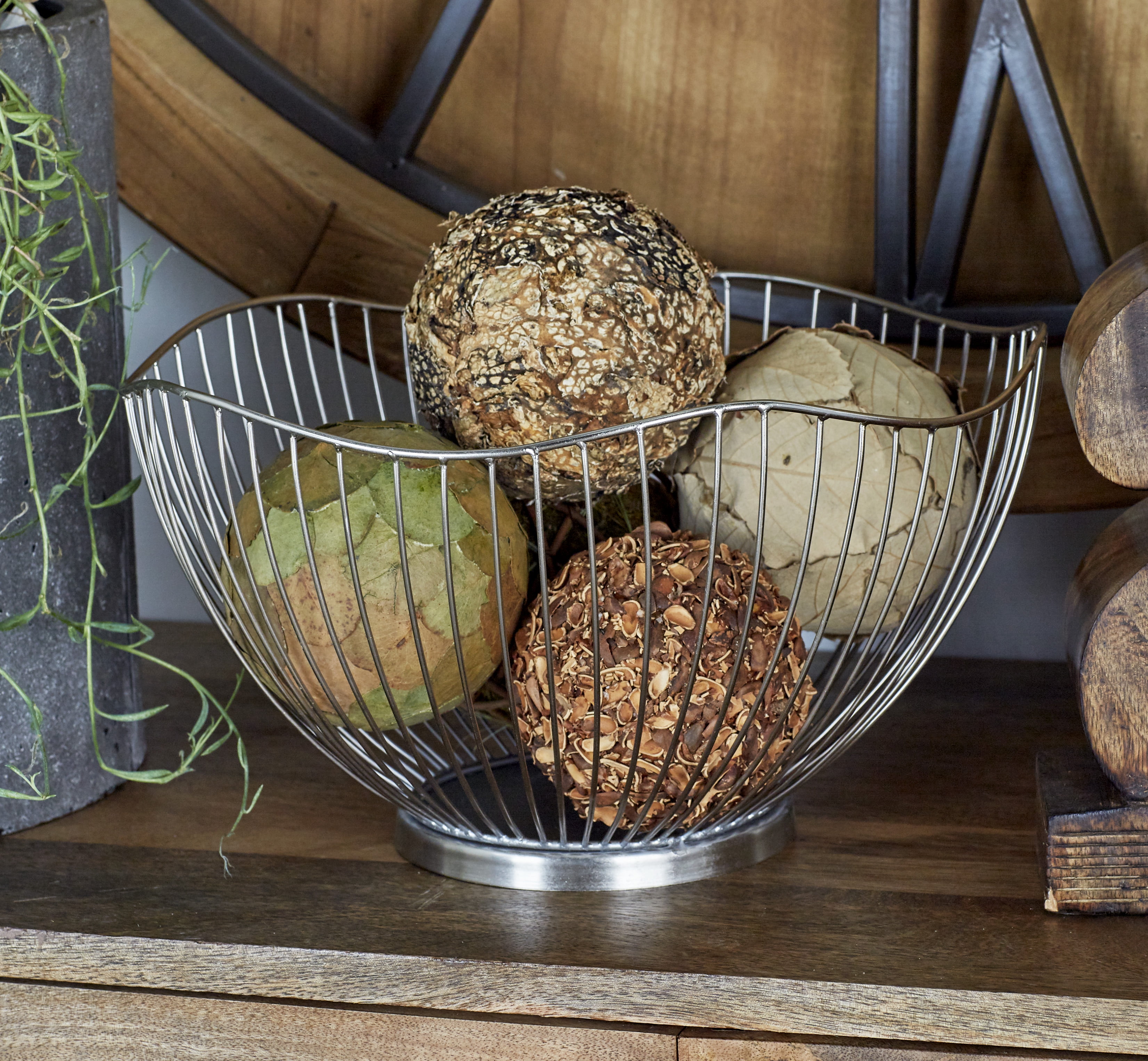 DecMode Glam Style Metal Mesh Bowl with Scalloped Edges, Set of 3