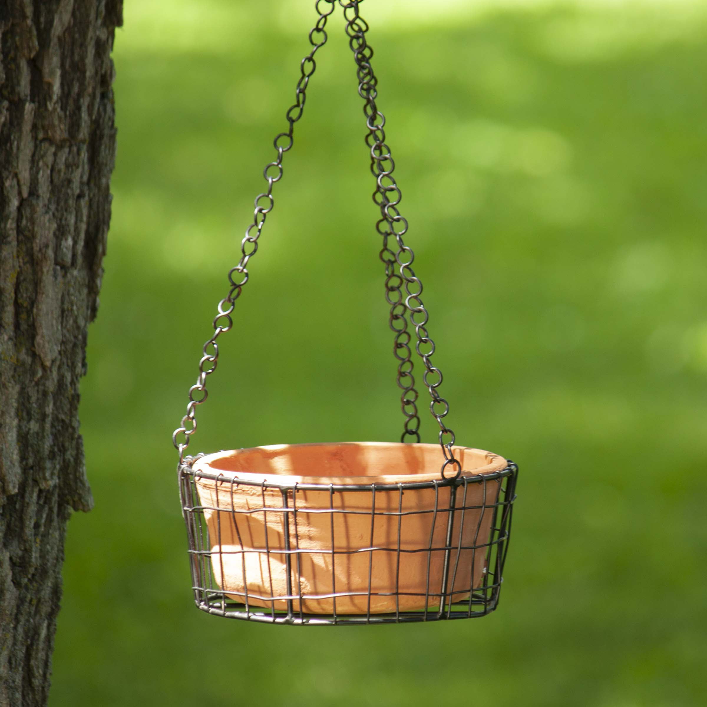 Foreside Home & Garden Black Wire Metal Hanging Basket with Natural