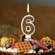 thumbnail image 5 of Candela de cumpleaños con número de macaron dorado • Topper de pastel de cera dorada metálica • Decoración de fiesta de lujo con diseño de cuentas perladas • Candela dorada de un solo dígito 9x6 cm, 5 of 6
