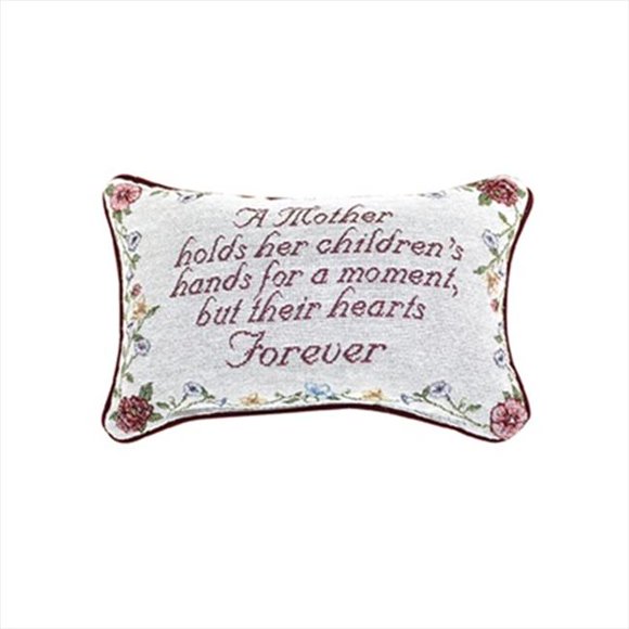 Menuisiers Manuels et Weavers une Mère Tient Sa Tapisserie Coussin Parfait pour la Fête des Mères Rempli de Fibres Recyclées 12.5 X 8.5 Po Mélange de Poly