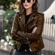 thumbnail image 2 of Chaqueta de piel sintética delgada de mujer de moda sólida y vintage., 2 of 3
