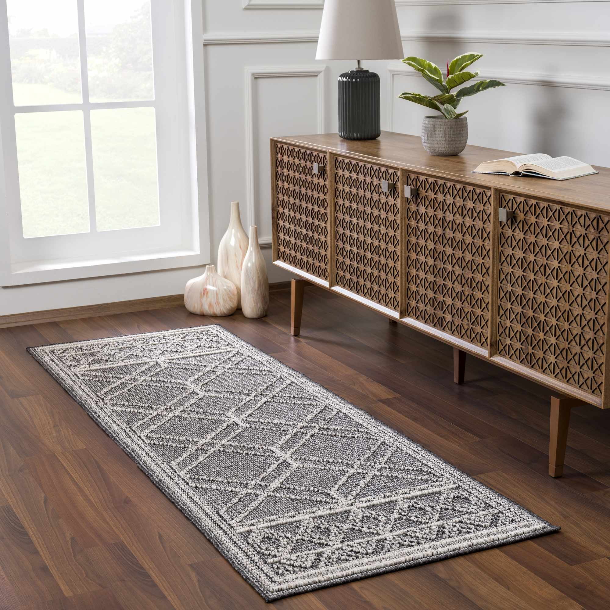 BoutiqueRugs Diah Farmhouse Area Rug - Outdoor Safe - Black, Beige - 2' x 3'