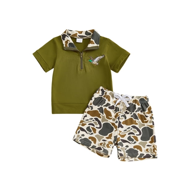 Conjunto de verano para niño pequeño: camiseta de manga corta con cremallera de un cuarto y pantalones cortos de color liso.
