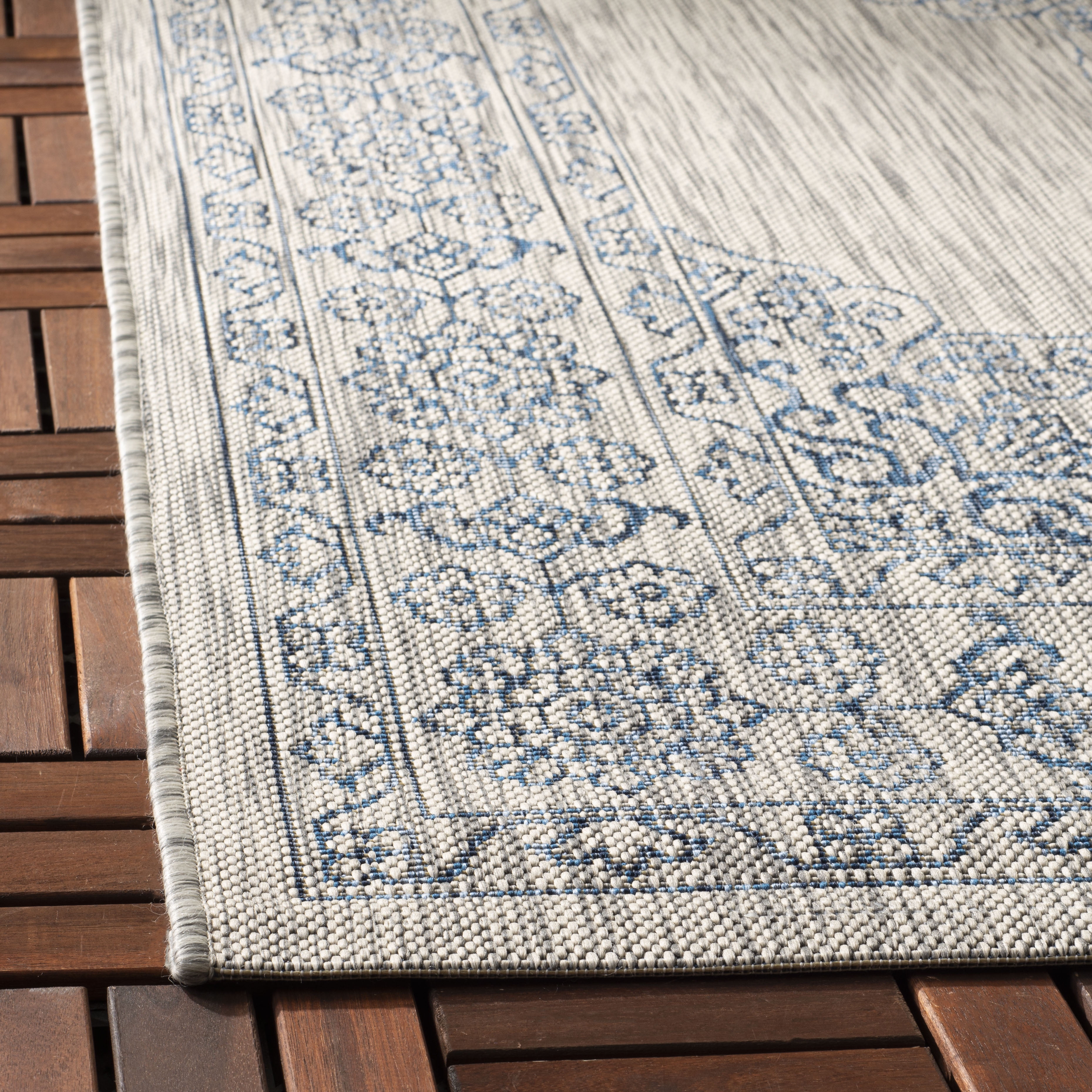 SAFAVIEH Courtyard Delbet Medallion Indoor/Outdoor Area Rug, Grey/Navy, 5'3" x 7'7"