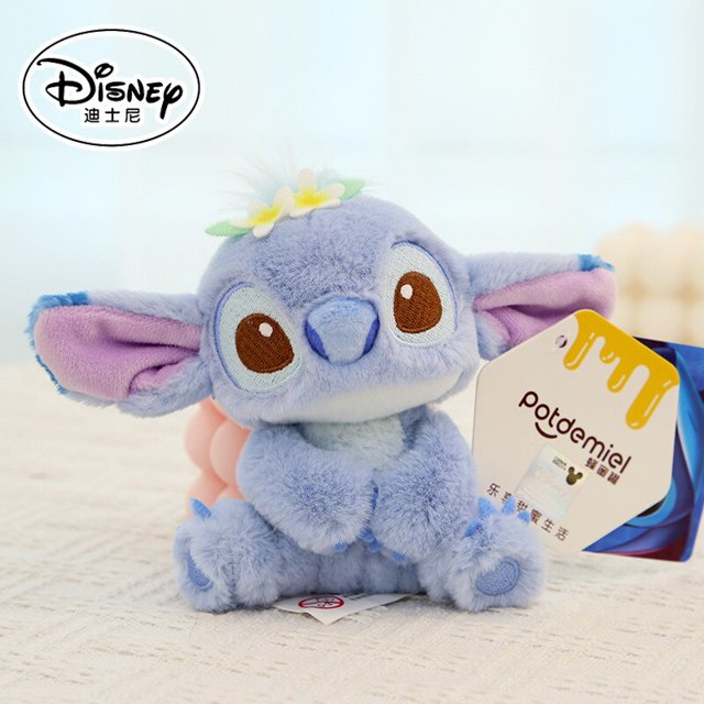 disney-llavero y colgante de bolsa de anime, figura de lilo & stitch, animales de peluche, juguetes de peluche, stitch, piglet eeyore win, original 11cm Stitch llavero sentado, vista frontal centrada; peluche azul-lila con ojos bordados marrón, nariz bordada, orejas con interior rosa, pequeña flor decorativa en la cabeza, anilla y etiqueta colgante visibles. A menudo usado como adorno de mochila o llavero para bolsas.