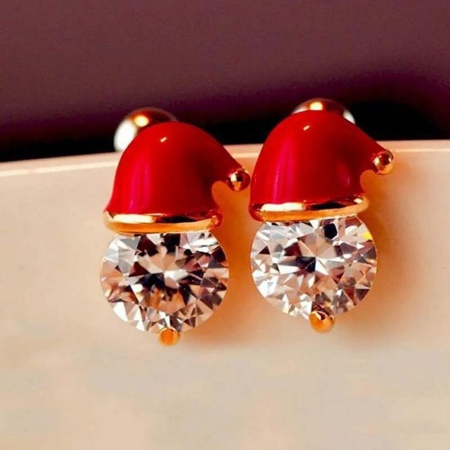 DELYSIA KING Pendientes elegantes de cristal de aleación con forma de sombrero de Papá Noel navideño