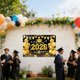 thumbnail image 4 of Cartel de graduación de poliéster negro con purpurina dorada, fácil de montar, para fondo fotográfico de fiestas de graduación y decoración de aniversarios, 4 of 6