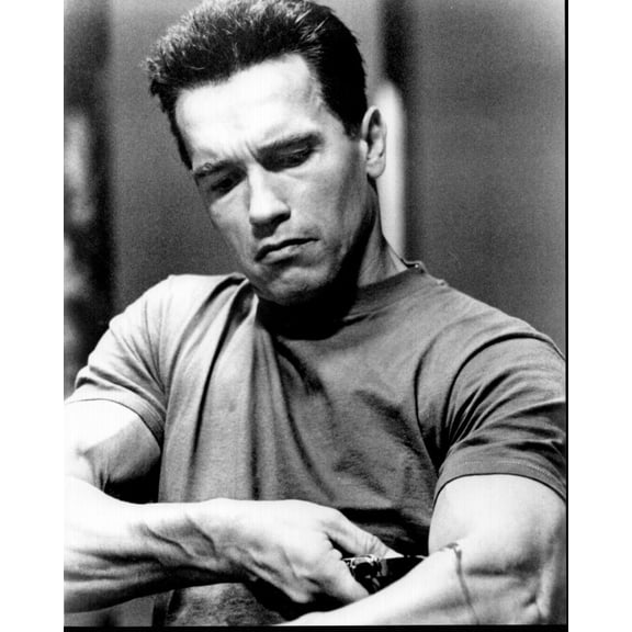Arnold Schwarzenegger Cutting Arm In Terminator 2: Judgment Day Photo Print (16 x 20) - Item # MVM70934
