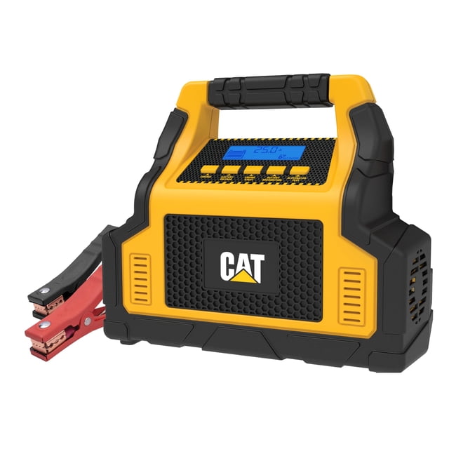 cargador de batería cat cbc100e 25a, cargador 3a mantenedor, 100a arranque vista 3/4 frontal del cargador CAT en amarillo y negro con asa superior; pantalla LCD azul con botones, panel rejilla con logo CAT, pinzas de batería rojas y ventilación lateral; ideal también como mantenedor portátil para motos o equipos pequeños.