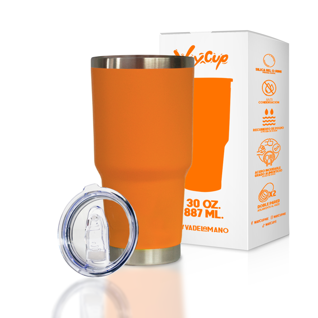 vaso térmico - termo para café de 30 oz. (888 ml) con doble pared de acero inoxidable y tapa antiderrame. Vaso cónico naranja con base y borde de acero inoxidable, acabado mate visible; tapa transparente desmontada frente al vaso y caja Waycup al fondo que muestra 'aislamiento al vacío'; también adecuado para transportar bebidas frías o calientes en viajes cortos.