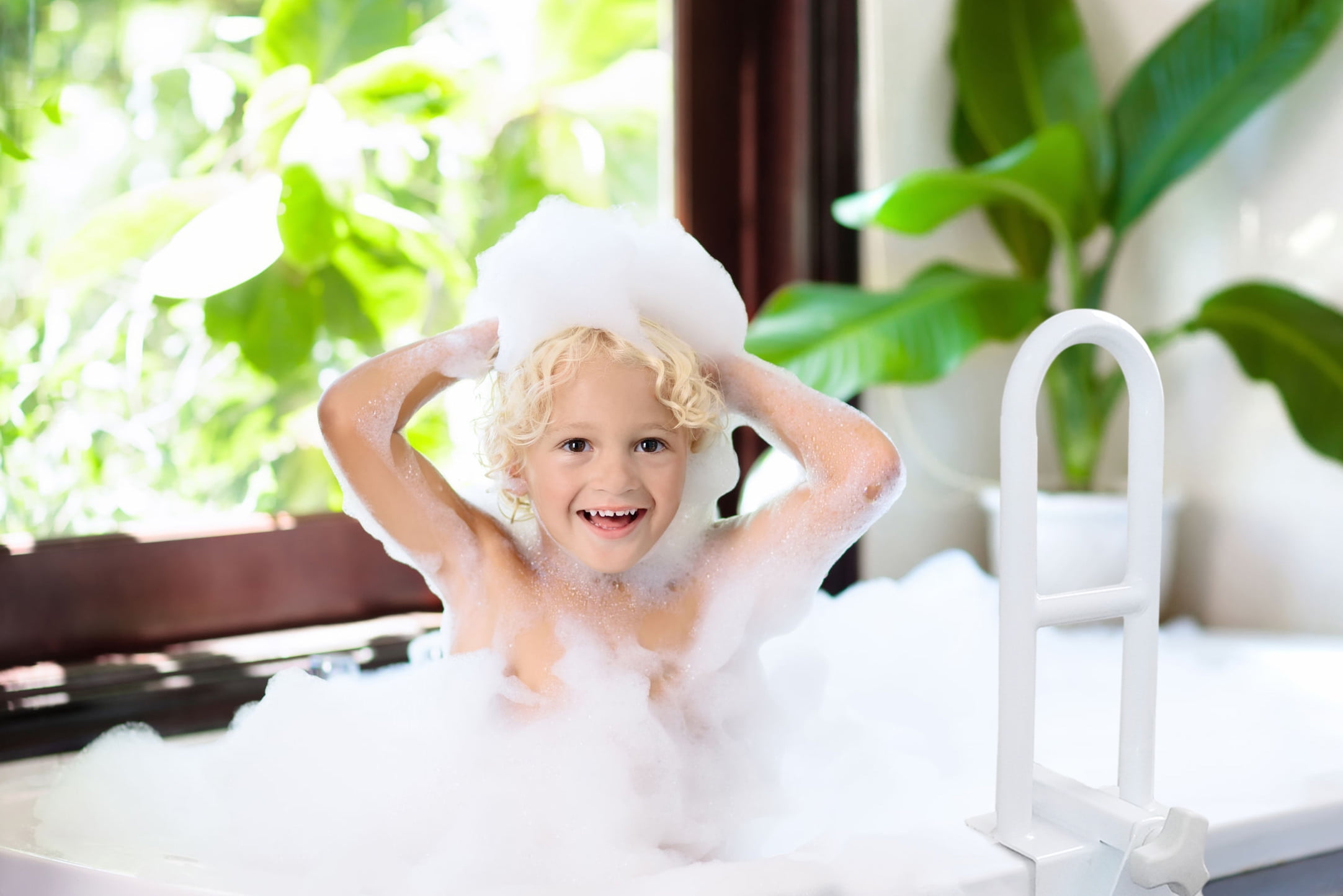 Ребенок в пене. Малыш купается. Красивые детки в ванной. Малыш в пене. Малыш в пене.