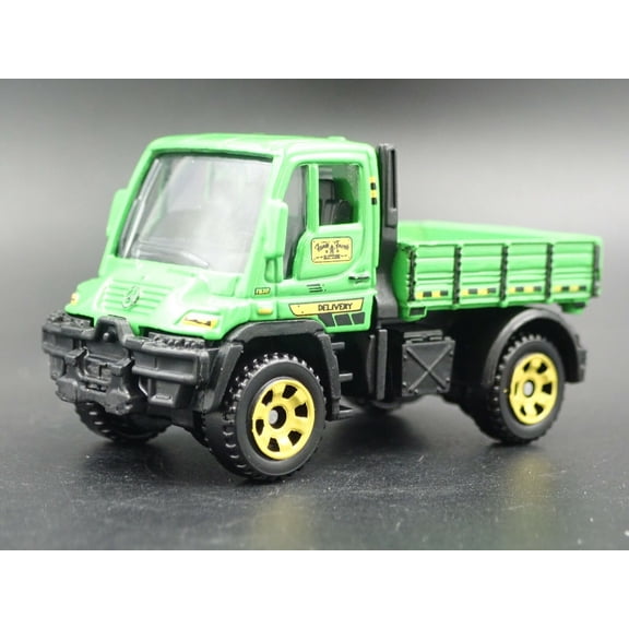 Open Box MERCEDES-BENZ UNIMOG U300 UTILITY TRUCK 1:64 SCALE DIORAMA DIECAST MODEL CAR
