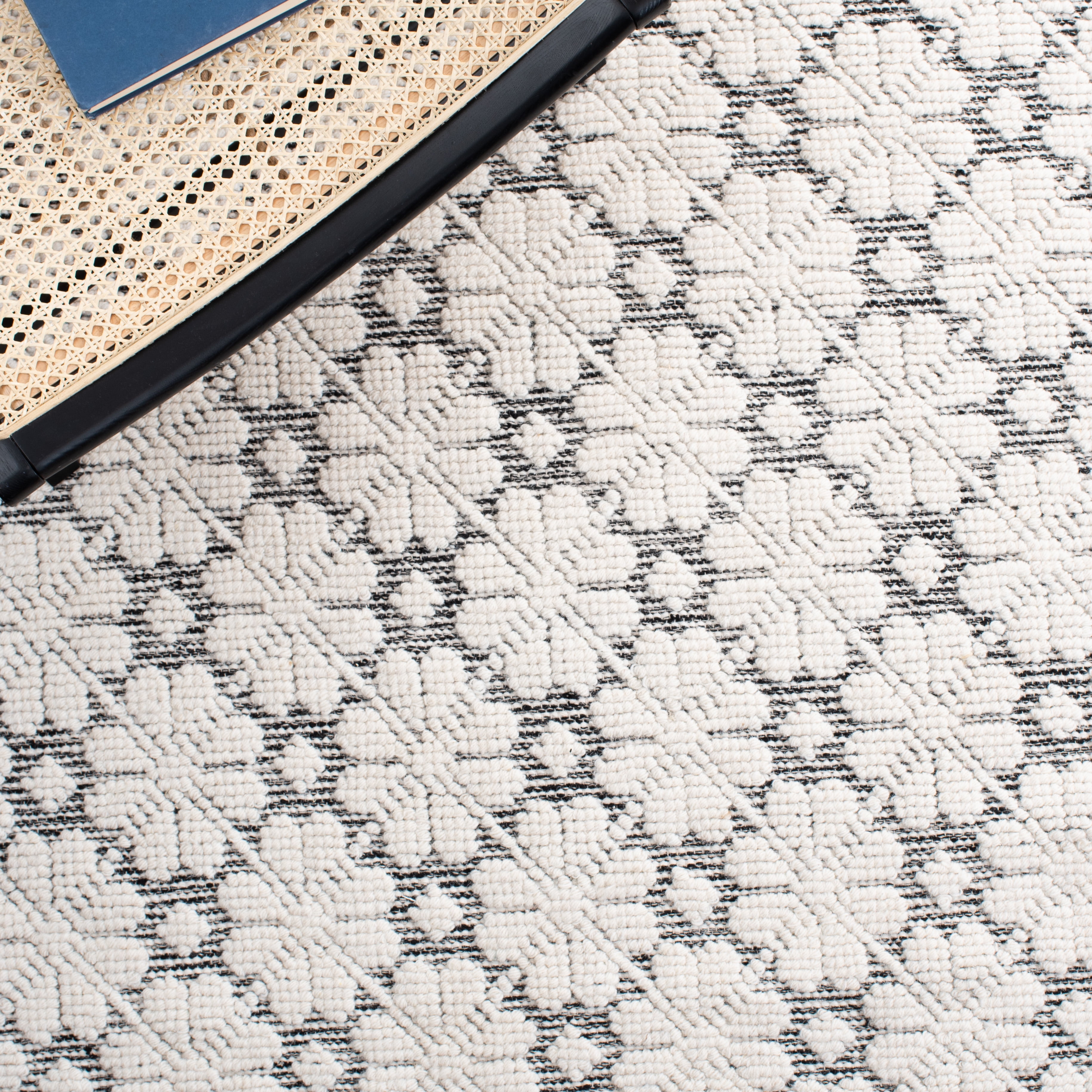 SAFAVIEH Martha Stewart Vermont Floral Area Rug, Ivory/Black, 4' x 6'