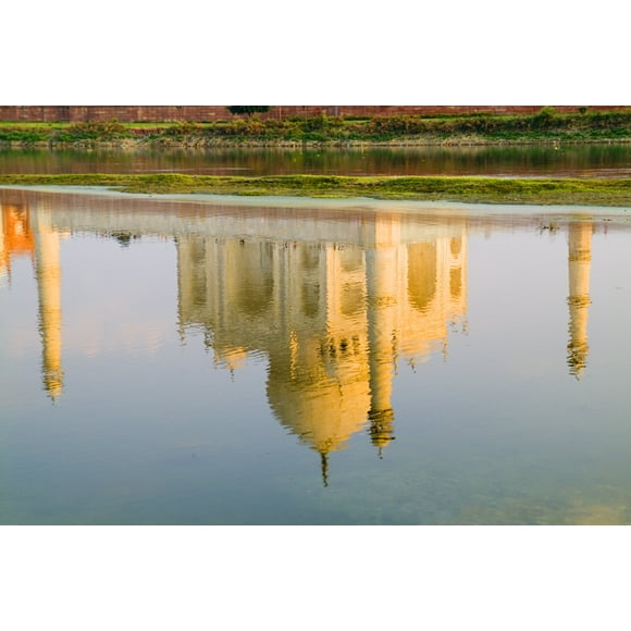 Inde, Agra, Taj Mahal, Réflexion du Temple au Coucher du Soleil sur la Rivière Yamuna. Affiche (18 x 12)