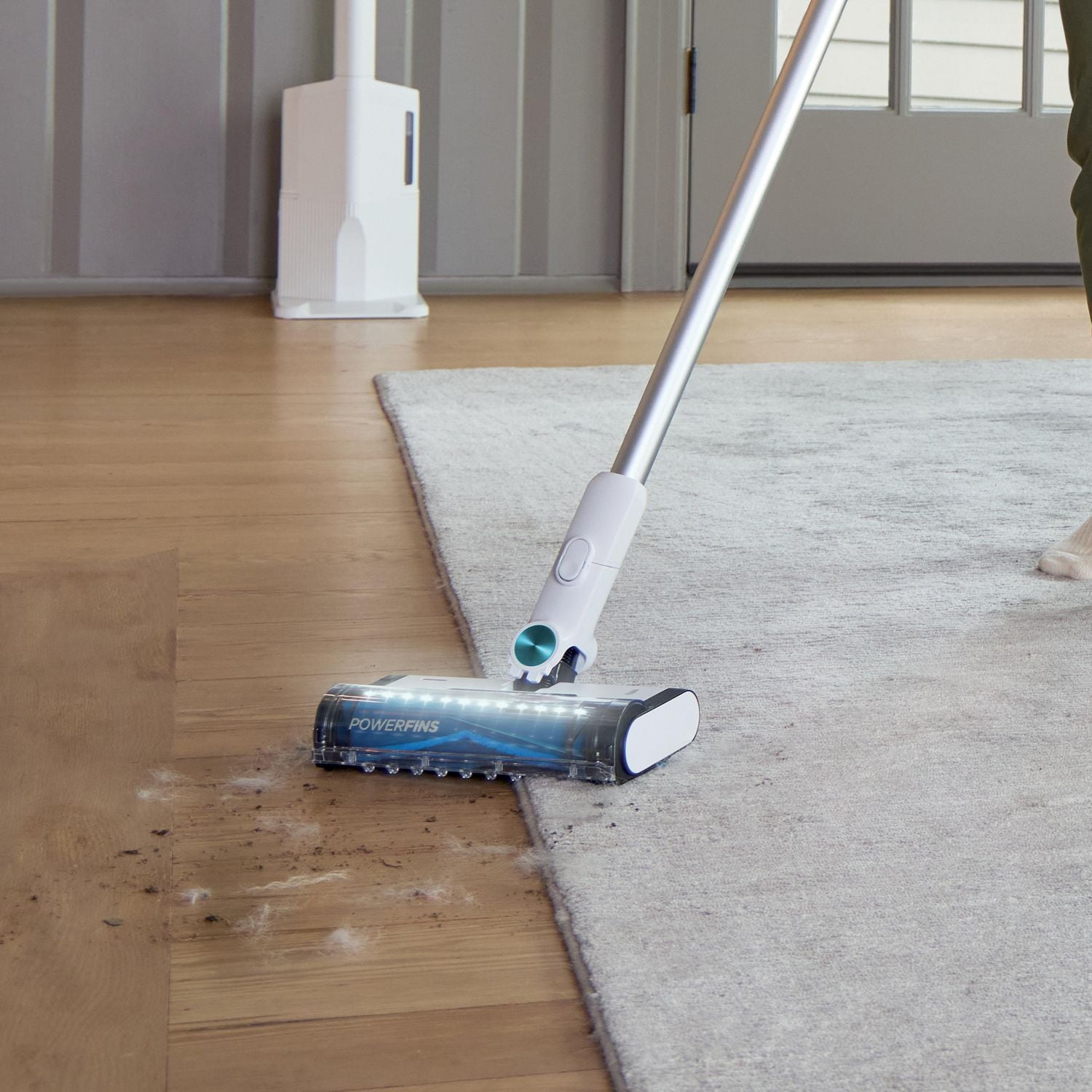 Aspirateur-balai sans fil Propre et vide de Shark® doté d’un système d’évacuation automatique, d’une brosse rotative autonettoyante, d’un système de filtration HEPA et de la technologie antiallergène