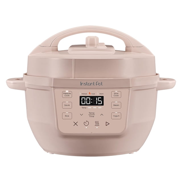 instant pot rio mini olla 7 en 1 de 4 cuartos de galón, color agua de rosa, vista frontal con asa superior y asas laterales, panel digital LED central con pantalla de tiempo y botones para Pressure Cook, Slow Cook, Sauté, Steam, Rice, Yogurt y Warm; compacto de 4 cuartos ideal para estudiantes o familias pequeñas, a menudo usado también para cocinar porciones individuales durante viajes cortos.