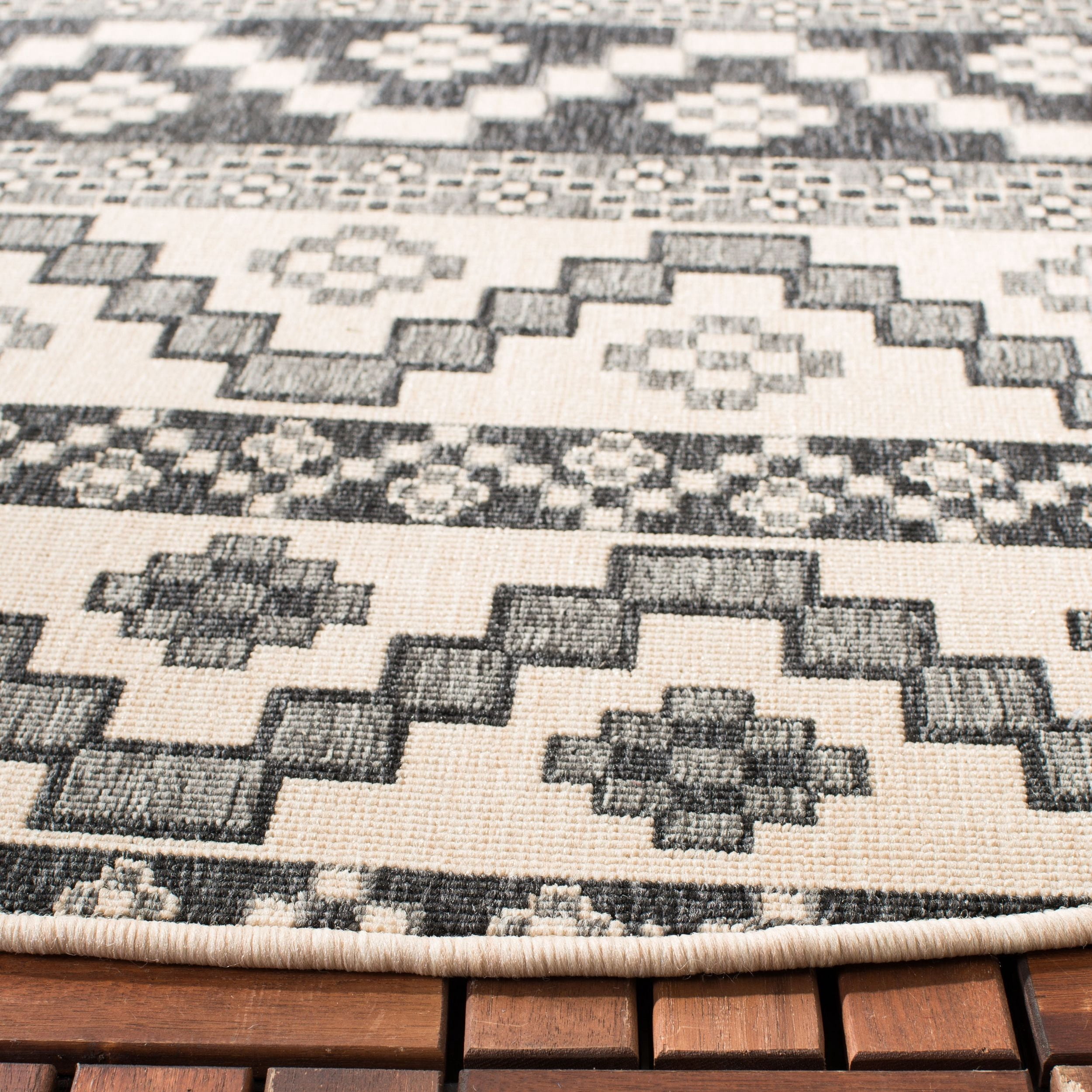SAFAVIEH Veranda Luwig Southwestern Indoor/Outdoor Area Rug, 6'7" x 6'7" Round, Beige/Grey