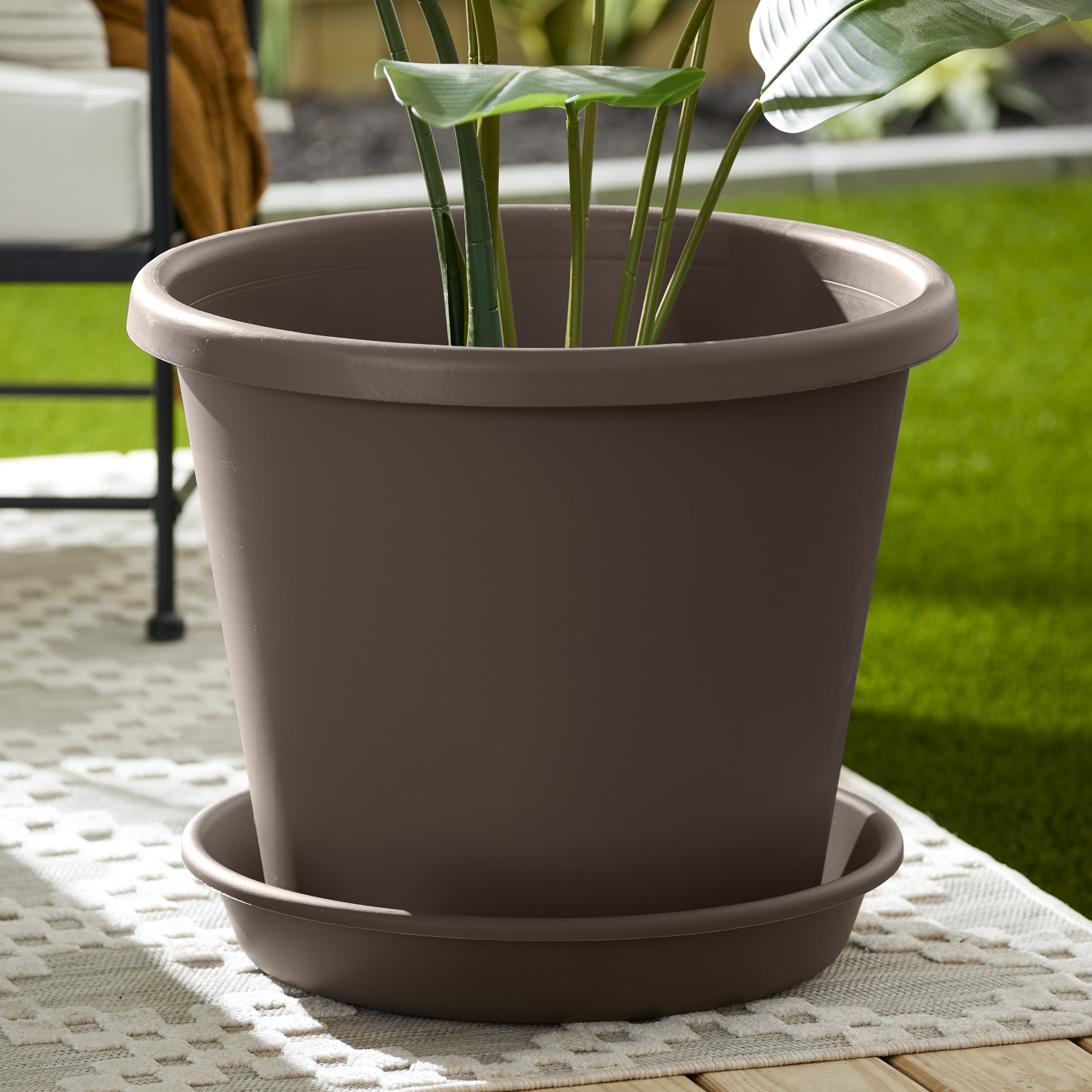 HC Companies Classic Plastic 21 Inch Round Flower Plant Pot Deep Saucer, Brown