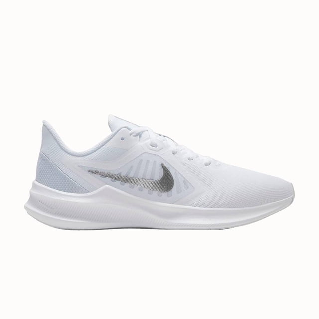tenis nike downshifter 10 mujer deportivos sport blanco 24.5 nike ci9984 100 perfil lateral derecho de zapatilla para correr, malla transpirable blanca en la parte superior, cordones blancos, Swoosh plateado, entresuela de espuma EVA y suela de goma con tracción, apta para running y entrenamientos ligeros.